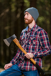 夏季前期带斧头的伐木工人纵向肖像图片