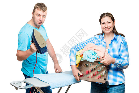 妇女用洗衣篮洗篮子 男子用铁在白色背景上图片