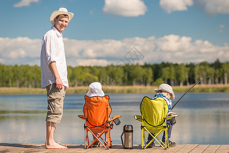 男人和两个儿子钓鱼 父亲教孩子钓鱼图片