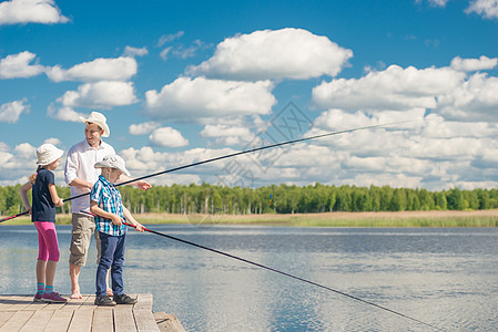 幸福的钓鱼家庭 — 钓鱼的父亲 儿子和女儿图片