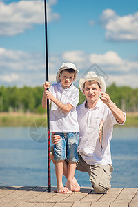 父亲展示了他儿子在诱饵上捕获的鱼图片