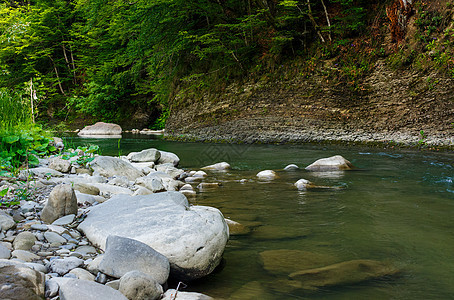 河流岸边的巨石资源激流岩石环境森林流动植物林地悬崖风景图片