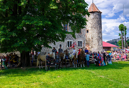 中世纪文化节银塔托什城堡女士竞技场马匹骑士团公园旗帜文化行动图片