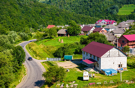 穿过喀尔巴阡山村庄的公路鸟瞰图小路地面建筑风景地区农村马路海拔农业图片