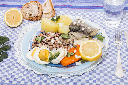 带有鳕鱼用餐的考比亚柠檬土豆蔬菜午餐烹饪美食食物香菜盘子图片