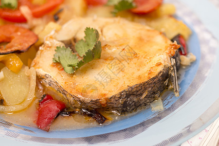 土豆和番茄鱼烹饪烤箱香菜食物盘子美食午餐图片