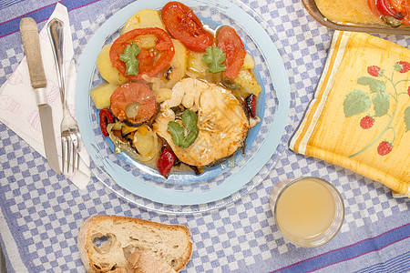 土豆和番茄鱼烤箱午餐食物美食烹饪盘子香菜图片