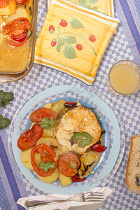 土豆和番茄鱼盘子香菜午餐烤箱烹饪美食食物图片