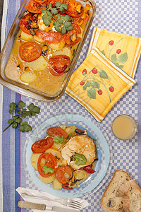 土豆和番茄鱼盘子香菜烤箱烹饪美食食物午餐图片