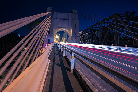 布里斯班的沃尔特泰勒大桥旅行火车天际跨度图片