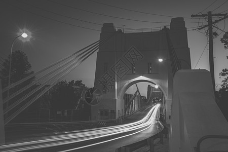 布里斯班的沃尔特泰勒大桥天际跨度旅行火车背景图片