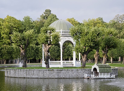 塔林Kadriorg公园的观视者Pond地标反射池塘旅行凉亭建筑公园建筑学壁龛风景图片