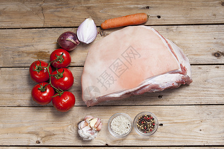 木制原生猪肉腰部食物洋葱牛扒木头屠宰场木板红色白色胡椒图片