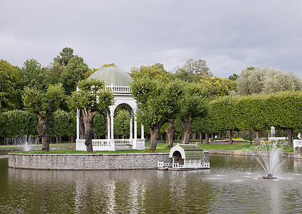 塔林Kadriorg公园的观视者Pond公园游客风景叶子池塘反射旅行壁龛建筑花园图片