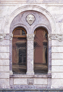圣彼得堡一座旧大楼的窗户房子宽慰框架对称古董建筑学大理石玻璃石膏城市图片