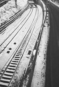 冬季铁路轨道的黑色和白色照片 公路行驶路线图片