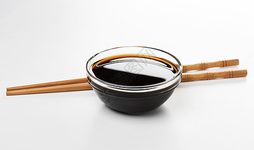 白色背景的酱油和筷子图片