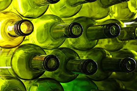 白色上孤立的清绿色玻璃葡萄酒瓶地窖瓶颈团体酒精饮料背光回收棕色收藏脖子图片