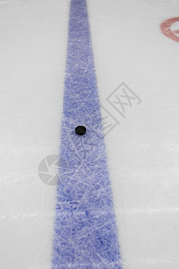 蓝线与冰球 rin 上的冰球白色溜冰场季节曲棍球运动滑冰线条游戏图片