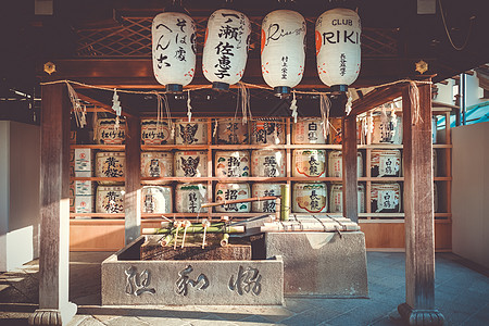 日本京都丸山花园的Kazaridaru桶建筑旅行神道纯化传统文化场景寺庙神社花园图片