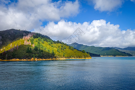 新西兰地标峡湾山脉蓝天渡船森林蓝色海岸天空风景图片