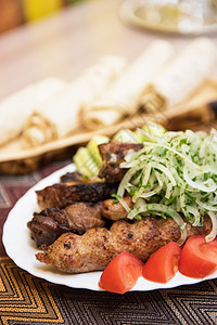 烤羊肉串炙烤牛肉国家美食餐厅盘子桌子香料野餐食物图片