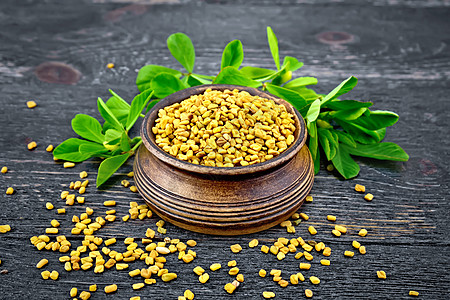 Fenugreek 木板上碗里有叶子图片