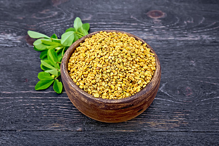 Fenugreek 船上有土碗中的绿叶图片