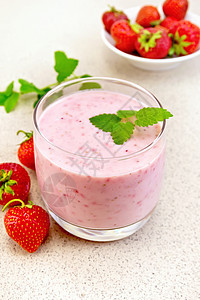 花岗岩桌上有浆果的奶昔草莓图片