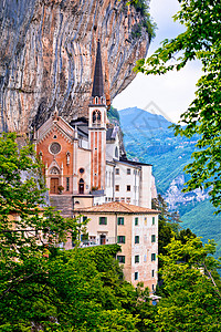 岩石上的麦当娜德拉科罗纳教堂游客教会悬崖顶峰旅游旅行地标高山石头入口图片