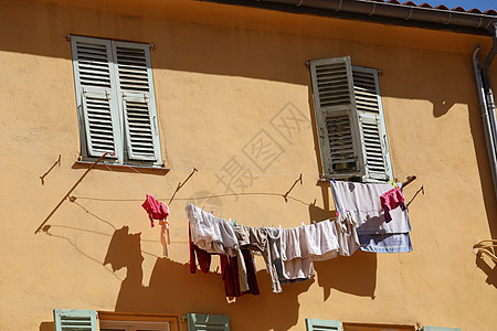 在法国窗外挂着的干洗洗衣衣图片