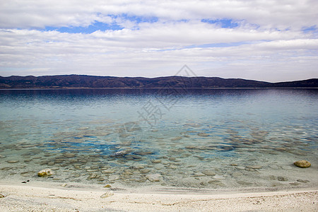 蓝湖和蓝天空萨达湖海浪平衡假期海岸太阳天空目的地反射热带旅游图片