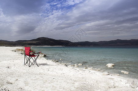 蓝湖和蓝天空萨达湖天空海岸假期椅子目的地海滩平衡晴天蓝色反射图片