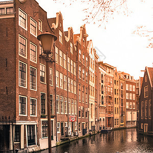 阿姆斯特丹街头 荷兰阿姆斯特丹历史中心的狭窄住宅景观房子天空城市游客反射旅游历史性遗产财产街道图片