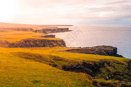 冰岛斯奈费尔斯半岛具有绿平原和岩石海岸的火山风貌阳光锥体半岛全景戏剧性冒险旅游山脉荒野农村图片