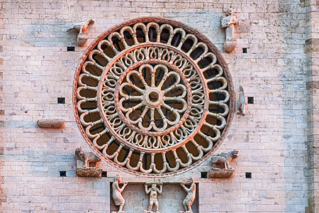 意大利阿西西中世纪大教堂的玫瑰窗旅行宗教历史性雕塑地标建筑学教会建筑窗户雕像图片