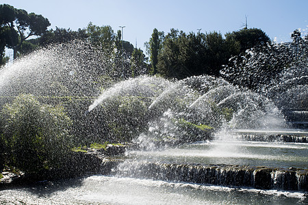 人造小溪上水的喷洒花园溪流公园喷泉图片