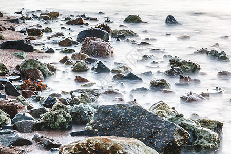 长期暴露于海洋 岩石和石块天空热带支撑旅行日出日落薄雾海浪石头场景图片