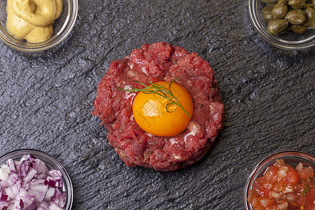 法国鲜肉 叫做塔塔雷营养洋葱地面桌子餐厅跳跃蛋黄牛肉牛扒美食图片