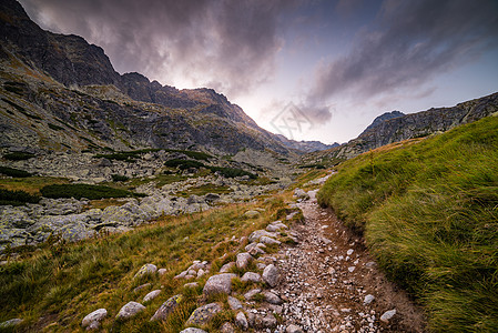 石头小路日落山丘的登山小路背景