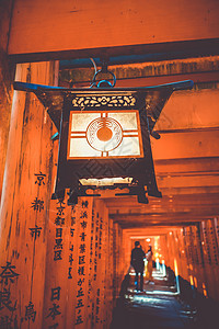 日本京都伏见稻荷大社的灯笼寺庙建筑学宗教神社橙子神道旅游小路观光隧道图片