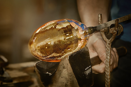 玻璃吹风公司的工作玻璃工手工手指工匠工艺作坊玻璃匠玻璃器工具生产图片