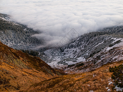 冬季倒转橙子天空旅行日落外表风景季节爬坡薄雾顶峰图片