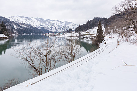 冬季风雨雪培训冰镇铁路树木田园白色森林景观村庄火车风光图片