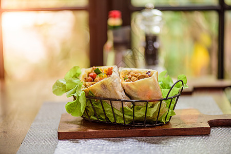 猪肉和鸡肉咖咖咖 Roti naan面包包装印度食品休息图片