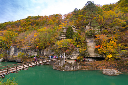福岛日本不为赫苏里岛日本叶子反射树木车削峡谷地块季节水库池塘悬崖图片