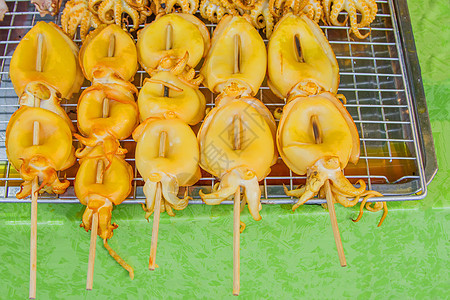 放在不锈钢筛子上的灰状鱿鱼市场美味动物木炭海鲜叶子饮食章鱼餐厅食物图片