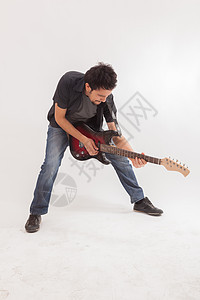 青年男子用电吉他跳跃工作室娱乐青少年摇杆岩石艺术家男性爵士乐成人男人图片