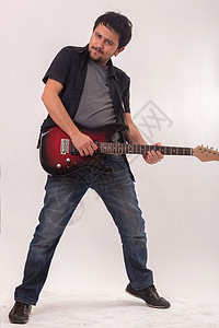 青年男子用电吉他跳跃工作室吉他手男人歌手流行音乐摇杆艺术家爵士乐男生音乐图片