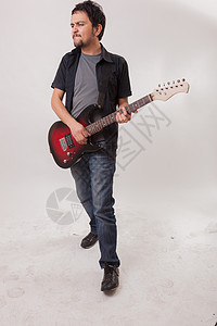 青年男子用电吉他跳跃工作室演员歌手岩石吉他手皮革男人流行音乐娱乐音乐图片